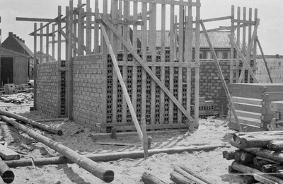 845050 Afbeelding van de bouw van vijftig woningen in de omgeving van het Looplantsoen te Utrecht.